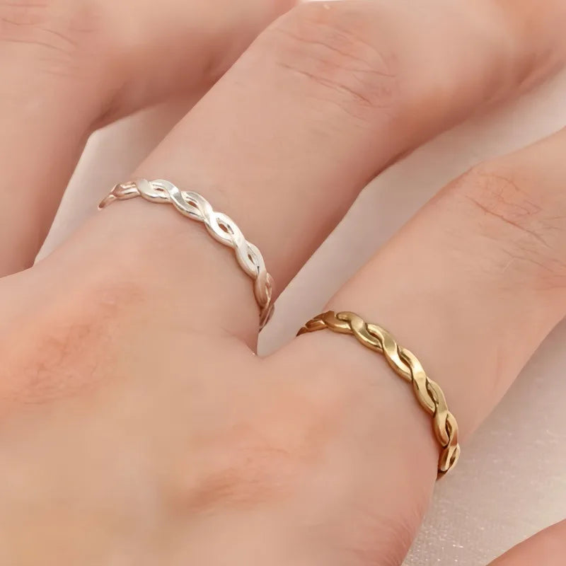 Anillo Trenzado de Moda – Banda en Oro Laminado 14K para Mujer