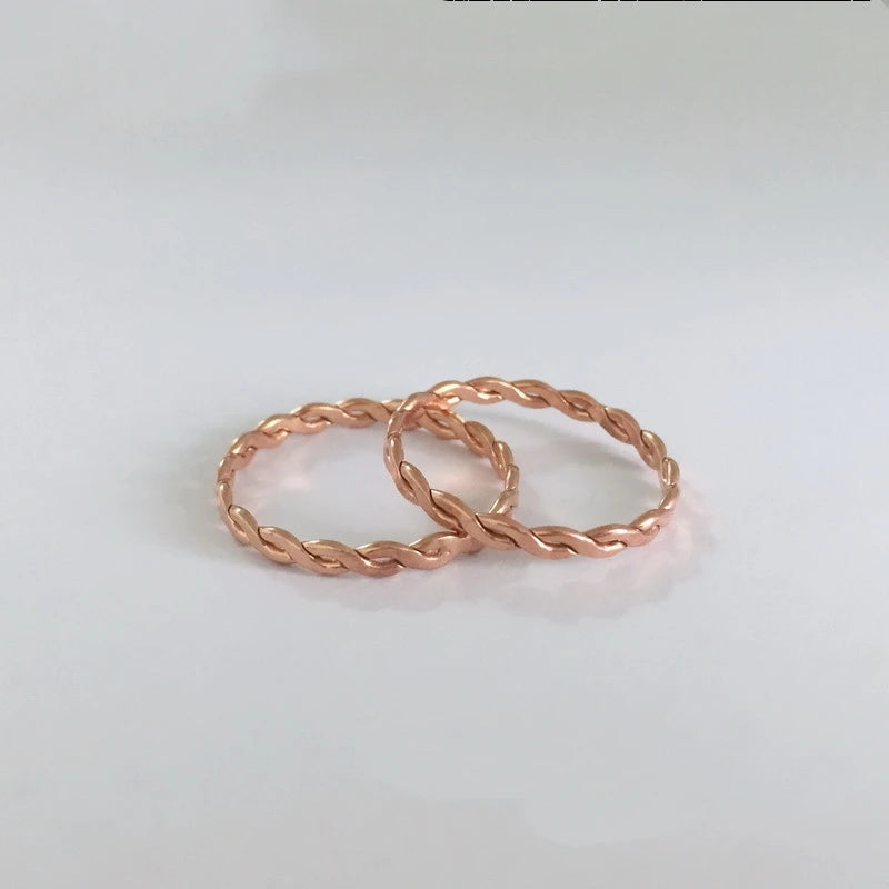 Anillo Trenzado de Moda – Banda en Oro Laminado 14K para Mujer