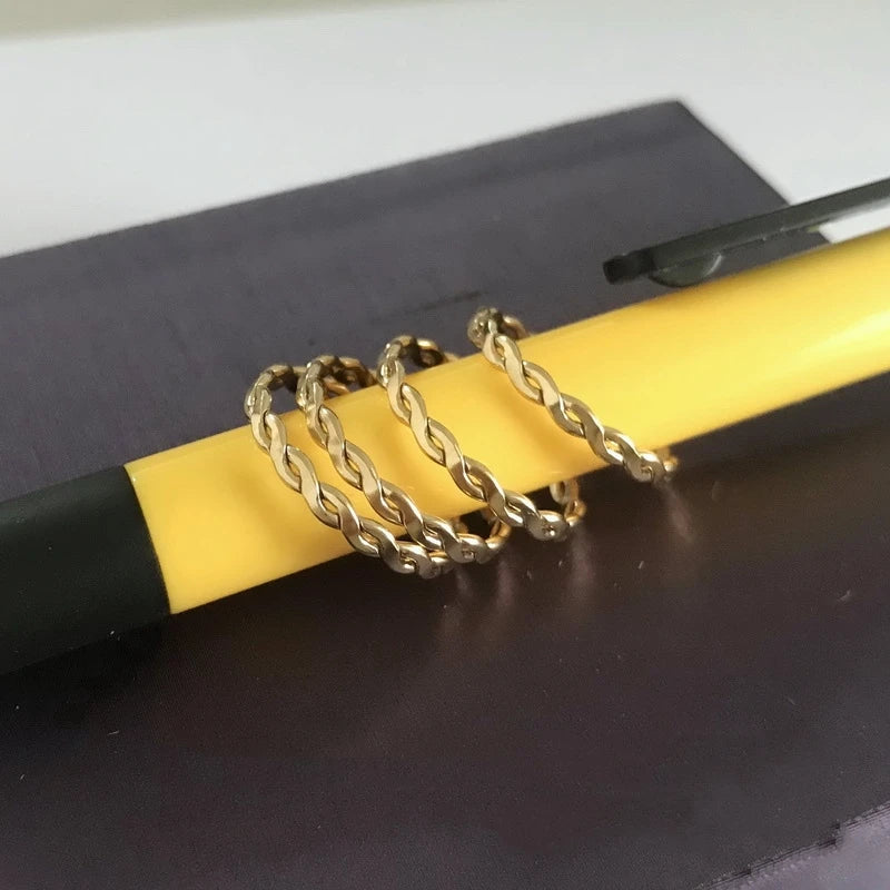 Anillo Trenzado de Moda – Banda en Oro Laminado 14K para Mujer