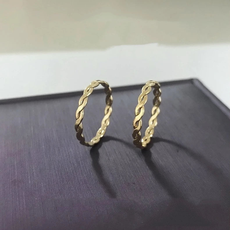 Anillo Trenzado de Moda – Banda en Oro Laminado 14K para Mujer
