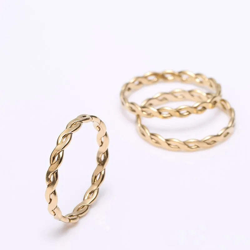 Anillo Trenzado de Moda – Banda en Oro Laminado 14K para Mujer
